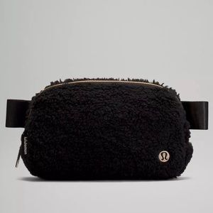 Lululemon Everywhere Belt Bag Fleece in Black